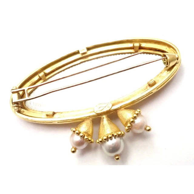 Contemporary Late 20th Century Elizabeth Locke Mother of Pearl & Cultured Pearl Hammered Yellow Gold Brooch Pin For Sale - Image 3 of 6