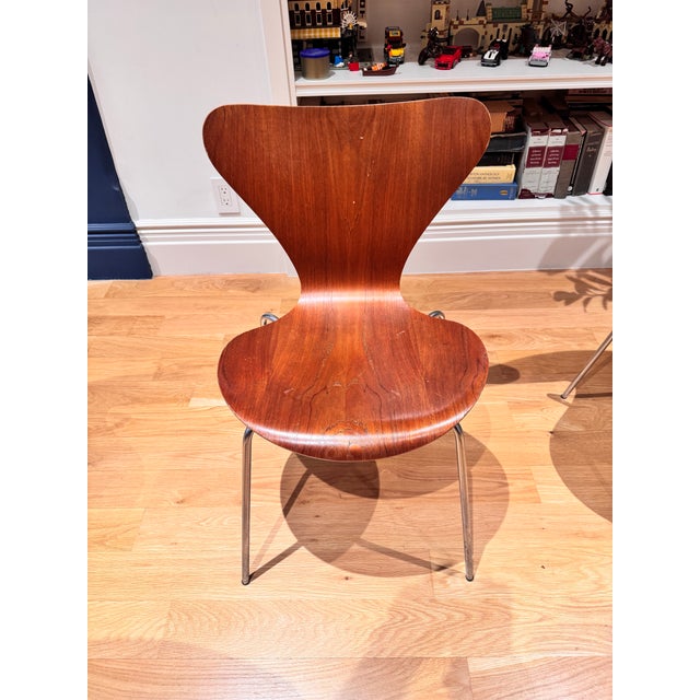Arne Jacobsen 1950s Set of 5 Model 3107 Arne Jacobsen Series 7 Stackable Teak Dining Chairs - Make Me an Offer For Sale - Image 4 of 11
