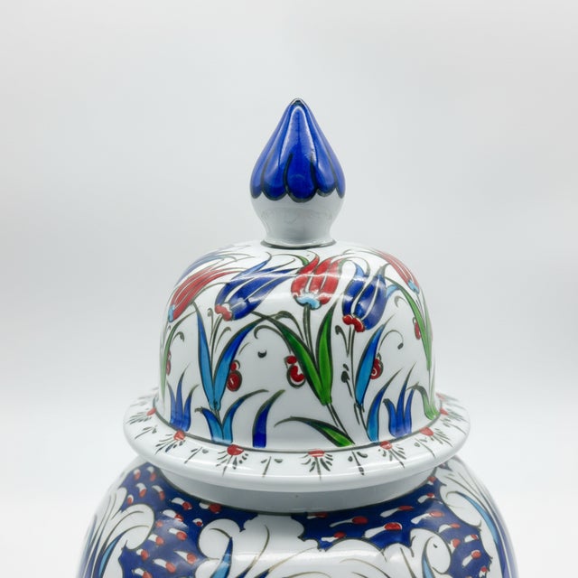 2020s Handmade Ceramic “Kupecik” Ginger Jar (20cm) – Classic Iznik Tulip & Carnation Pattern – Lidded Home Decor For Sale - Image 5 of 11