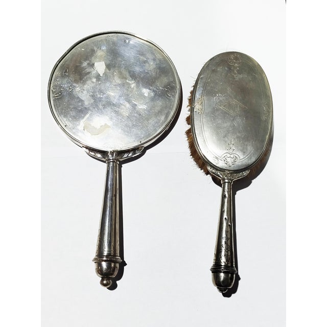 Silver Hand Mirror and Silver Brush - 19th Century. 663 grams. Height: 8.67 in (22 cm) Width: 10.63 in (27 cm) Depth: 1.58...