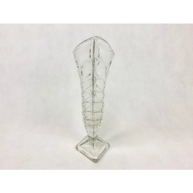 Wazon ze szkła bezbarwnego, niematowionego. Przedmiot zachowany w bardzo dobrym stanie. Ciekawostkę stanowi fakt, że wazon...