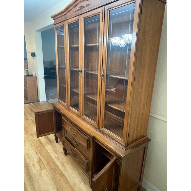 Vintage Thomasville Breakfront China Cabinet Hutch – Solid Cherry – 1986 For Sale In San Francisco - Image 6 of 7