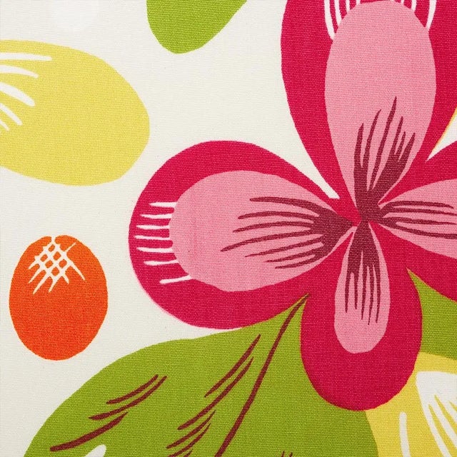 A 1930 design that Paul Poiret created exclusively for Schumacher, these medium-scale buds and blossoms work beautifully...