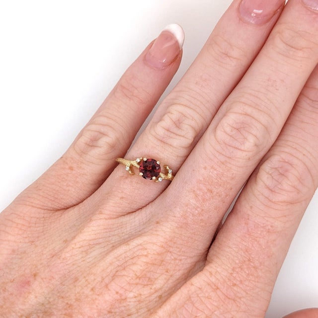 Modern Garnet Ring With Earth Mined Diamonds: Solid 14k Gold, , Size 6.75 For Sale - Image 3 of 7