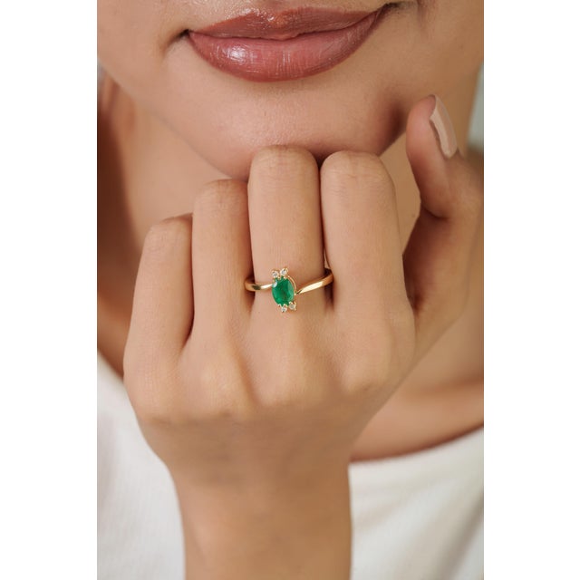 Green 14k Yellow Gold Oval-Cut Natural Emerald & Diamond Promise Ring Size 4 For Sale - Image 8 of 17