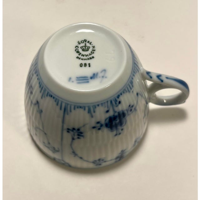 Ceramic Vintage Royal Copenhagen 081/082 Hand Painted Teacups & Saucers - Set of 4 For Sale - Image 7 of 9