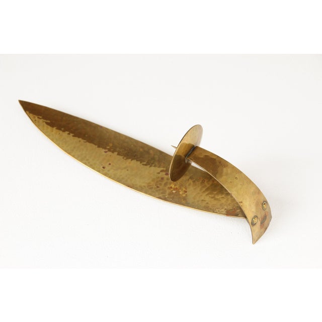 1930s Bauhaus Wall Candleholder in Hammered Brass by Alfred Schäfter, Germany, 1930 For Sale - Image 5 of 7