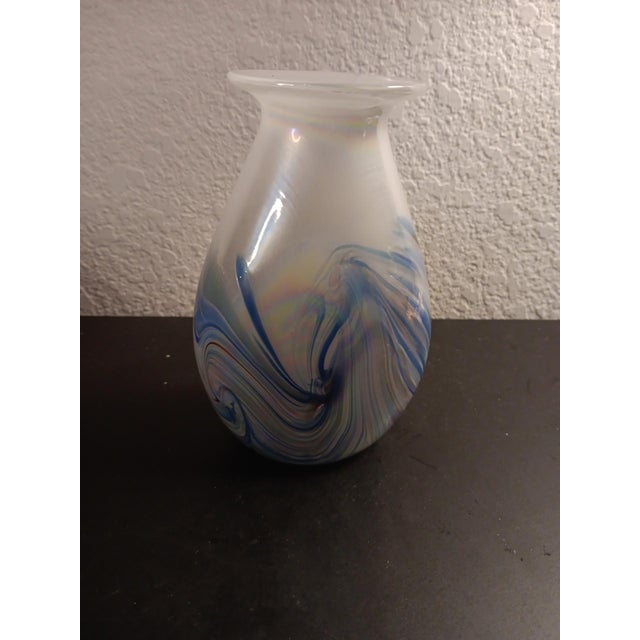 GORGEOUS NEW ART GLASS STUDIO 6" PULLED FEATHER IRIDESCENT VASE. Add a stunning touch to your home decor with this...