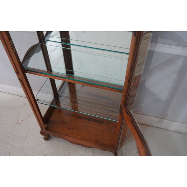 1990s Ethan Allen Country French Curio Cabinet For Sale In Philadelphia - Image 6 of 17