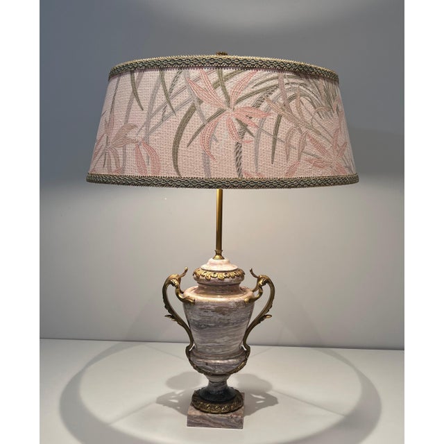 This important marble lamp is decorated with a bronze crown at the base, large handles made of shells and acanthus leaves...