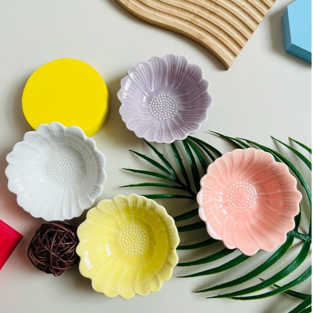 2010s Creative Four-Color Flower-Shaped Dipping Sauce Dish - Set of 4 For Sale - Image 5 of 5