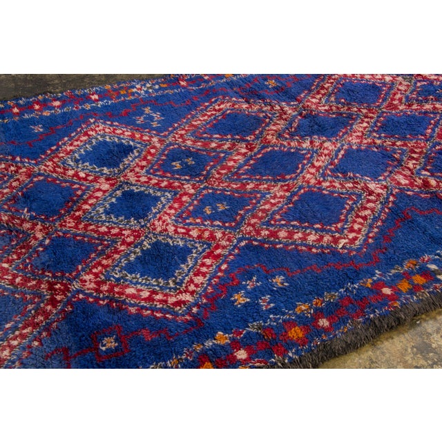 Traditional Vintage Moroccan Berber Shag Wool Rug With Diamond Grid by Rug & Kilim, 1950-1959 For Sale - Image 3 of 9