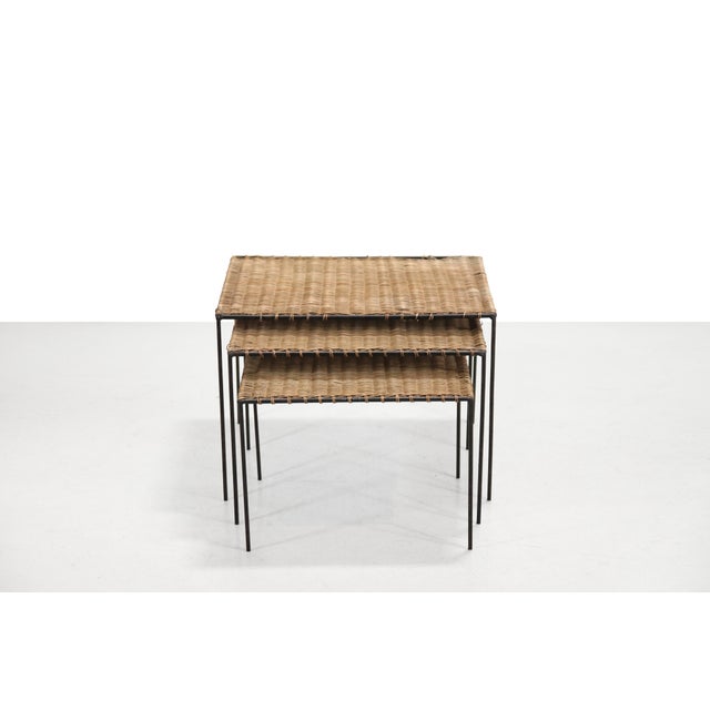 Mid-Century Modern Nesting Tables in Wicker and Metal, 1950s, Set of 3 For Sale - Image 3 of 6