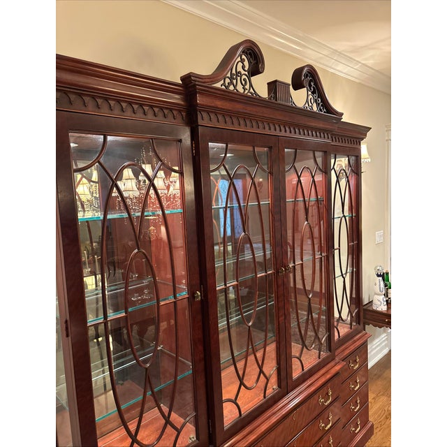 Beautiful Mahogany Henredon China Cabinet.