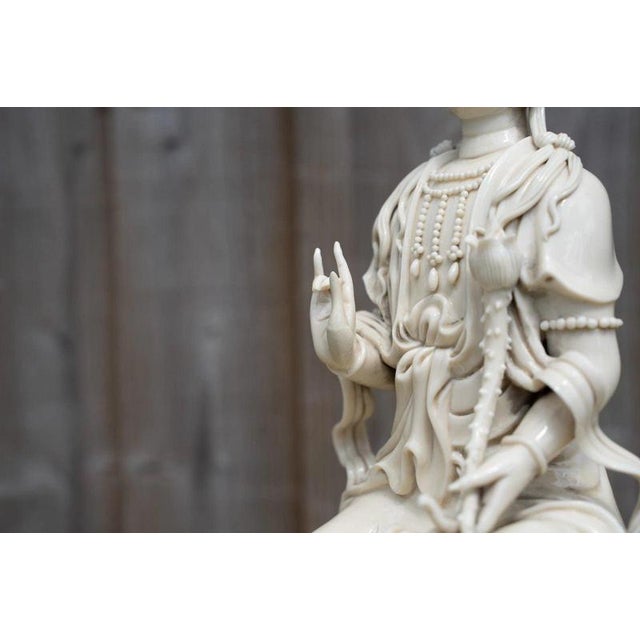 19th Century Qing Dynasty Chinese Blanc De Chine Guanyin Porcelain Figure For Sale - Image 17 of 18