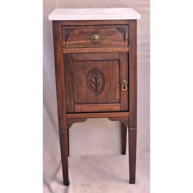 Wood 1910s Pair of English Mahogany Nightstands With Carved Floral Doors & Stone Tops For Sale - Image 7 of 18