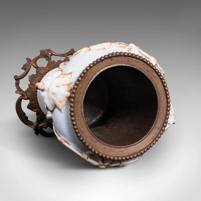 1900s Antique Victorian French Ceramic Mantlepiece Vase For Sale - Image 12 of 13