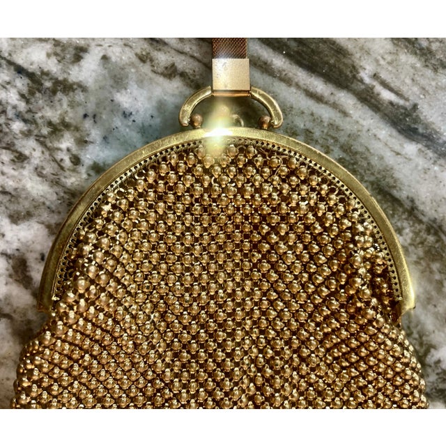 1920s Whiting & Davis Gold Beaded Bag With Mesh Wristlet For Sale In New York - Image 6 of 12