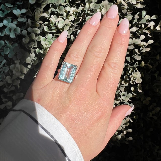 Vintage Cocktail Ring in 18 carat white gold (750 thousandths). It is adorned with a beautiful colored aquamarine of...