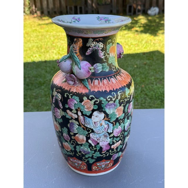 Offering for sale this gorgeous Chinese ceramic vase with the following fine features: - Main color is black (famille...