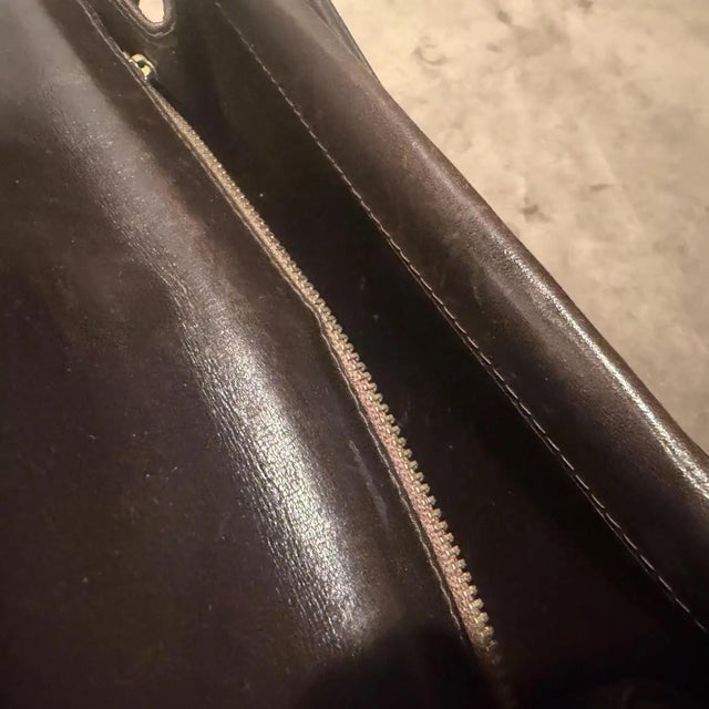 This authentic Italian vintage shoulder bag from the 1970s is a refined example of mid-century leather craftsmanship,...