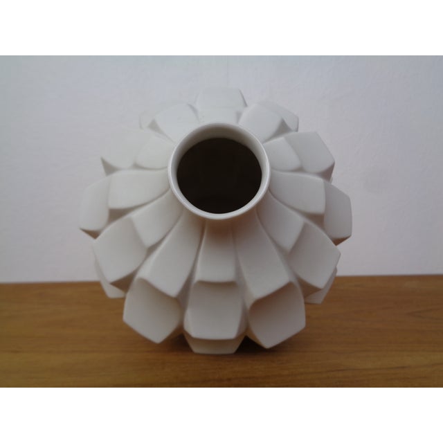 White Mid-Century Artichoke Op Art Vase from Hutschenreuther, Germany, 1960s For Sale - Image 8 of 12