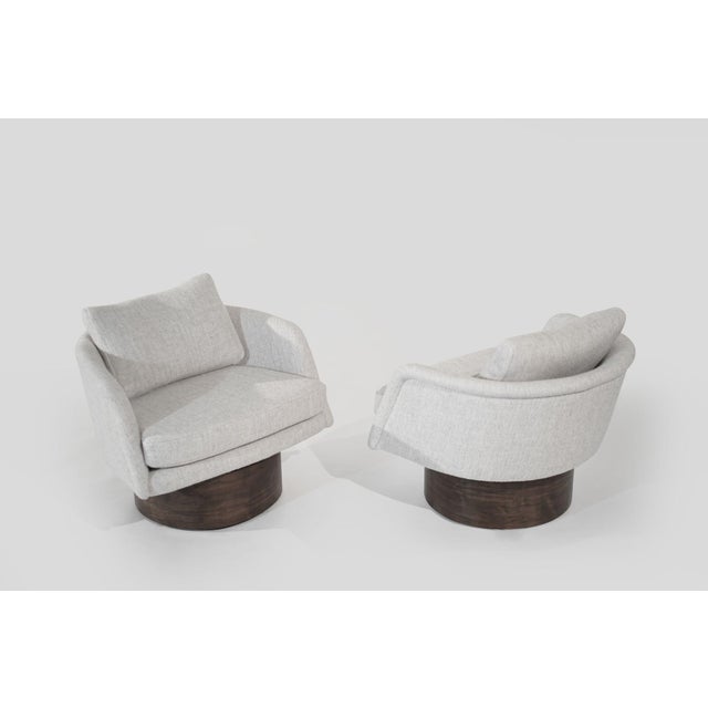 Mid-Century Modern Set of Swivel Lounges on Walnut Supports by Leon Rosen, Circa 1970s For Sale - Image 3 of 12