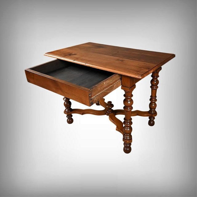 This walnut desk is distinguished by its warm and authentic presence, thanks to a clean-lined top that highlights the...