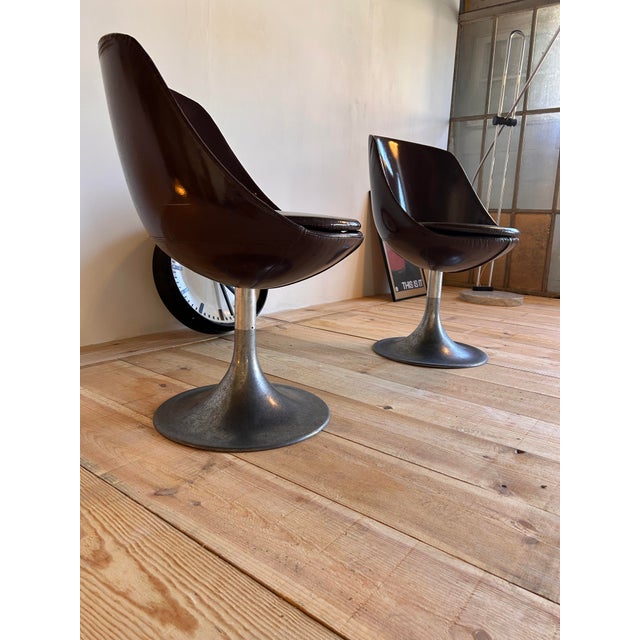 An iconic armchair, a classic of design and the spate age style, combining modernity and futuristic elegance. Italian...
