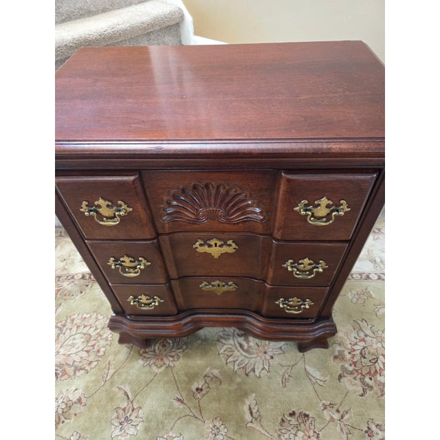 Chippendale Style Mahogany Block Front 3 Drawer Nightstand Chest Bedside Table. Item features beautiful wood grain, nicely...