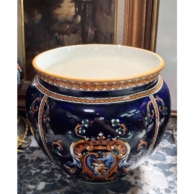 Gien: Glazed earthenware cachepot with heraldic decoration – Renaissance style A beautiful polychrome earthenware...
