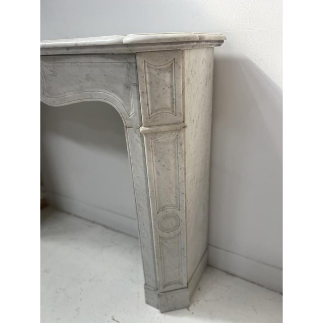 Louis XV Style Fireplace in Carrara White Marble, 1900s For Sale - Image 3 of 14
