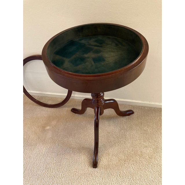 1930’s Mahogany Pedestal Felt Lined Lift Top Showcase Side Table by the Bombay Company For Sale In Chicago - Image 6 of 11