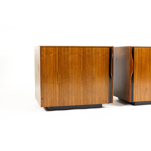 1970s Mid Century Vintage Walnut Nightstand Bedside Cabinet— John Kapel for Glenn of California — Pair For Sale - Image 10 of 13