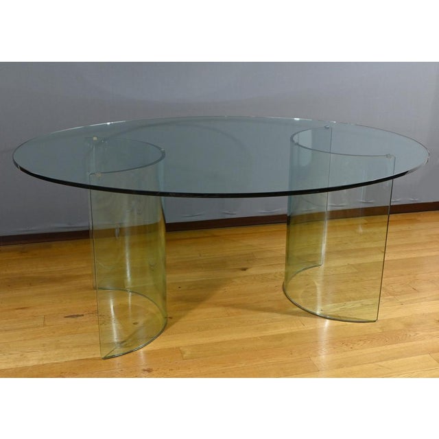 This dining room table, attributed to the Italian house Fiam and dating from 1980, is an exceptional piece of modern...