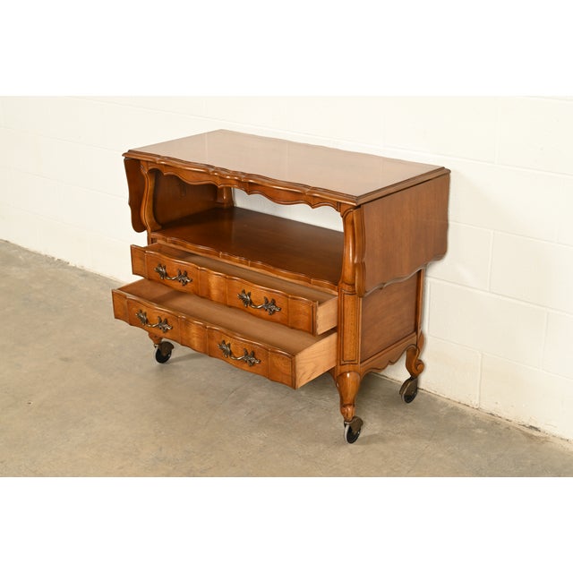 Thomasville French Provincial Louis XV Carved Walnut Buffet Server or Bar Cart, Circa 1970s For Sale In South Bend - Image 6 of 17