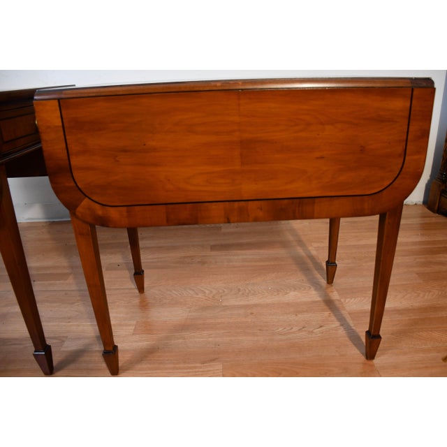 1950s Pair of Vintage Hekman Cherry Inlaid Drop-Leaf Pembroke Side Tables / End Tables For Sale - Image 6 of 18