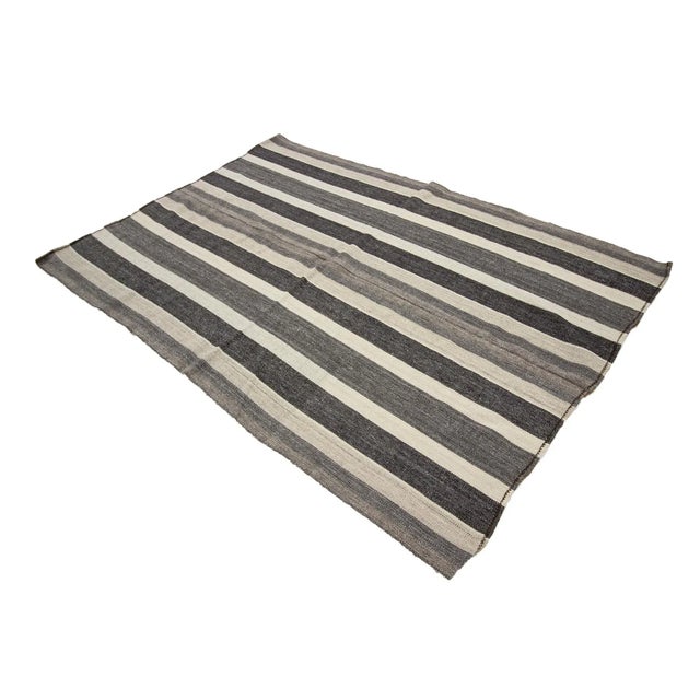 1960s Vintage Modern Kilim Rug- 4′11″ × 7′8″ For Sale - Image 4 of 7