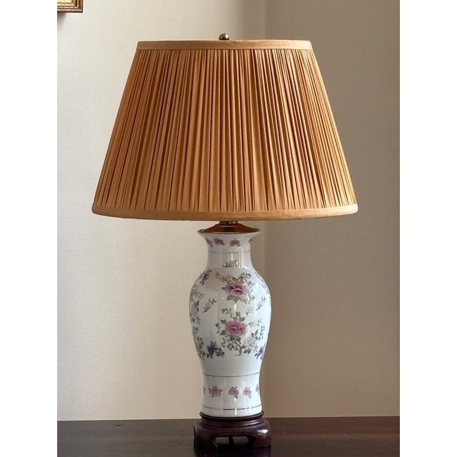 French Provincial Late-20th Century Chinoiserie Baluster Form Porcelain Table Lamp For Sale - Image 3 of 18