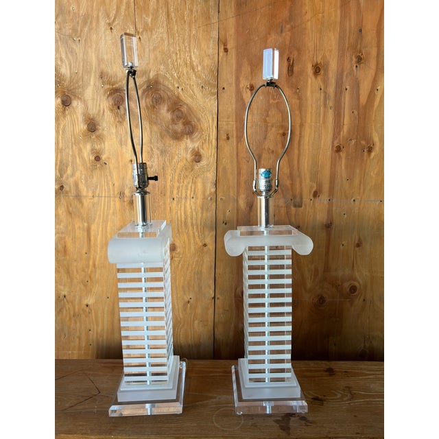 Art Deco Vintage 1991 Bauer Lamp Co. Lucite & Frosted Acrylic Table Lamps – Pair | Art Deco Revival For Sale - Image 3 of 13