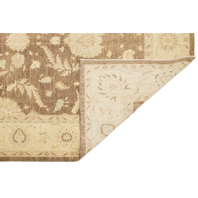 Modern Peshawar Rug – Hand-knotted in wool, this refined piece features a balanced floral design in warm brown and beige...