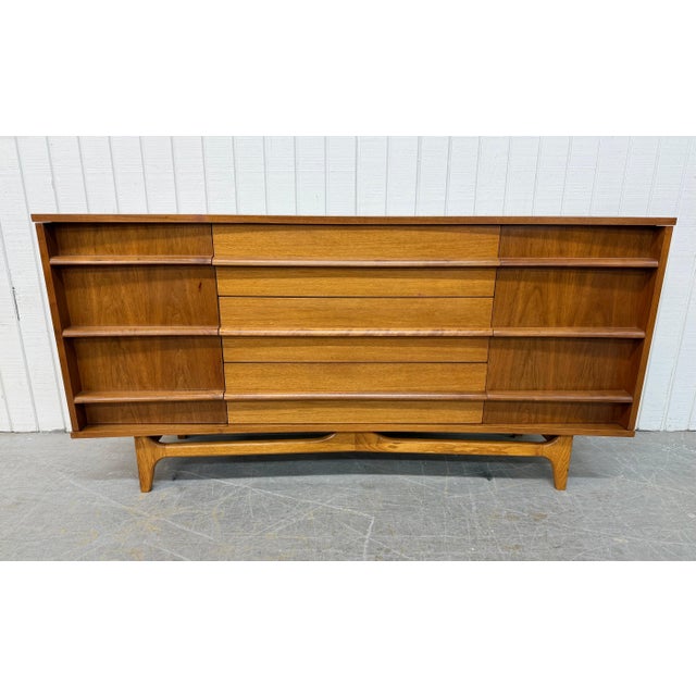 Mid-Century Modern Young Manufacturing Walnut Sideboard For Sale In Philadelphia - Image 6 of 9