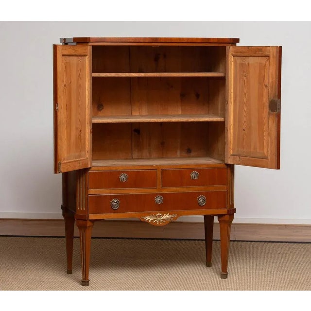 Louis XVI French Mahogany Veneer Cabinet with Brass Inlays, 1790s For Sale - Image 3 of 17