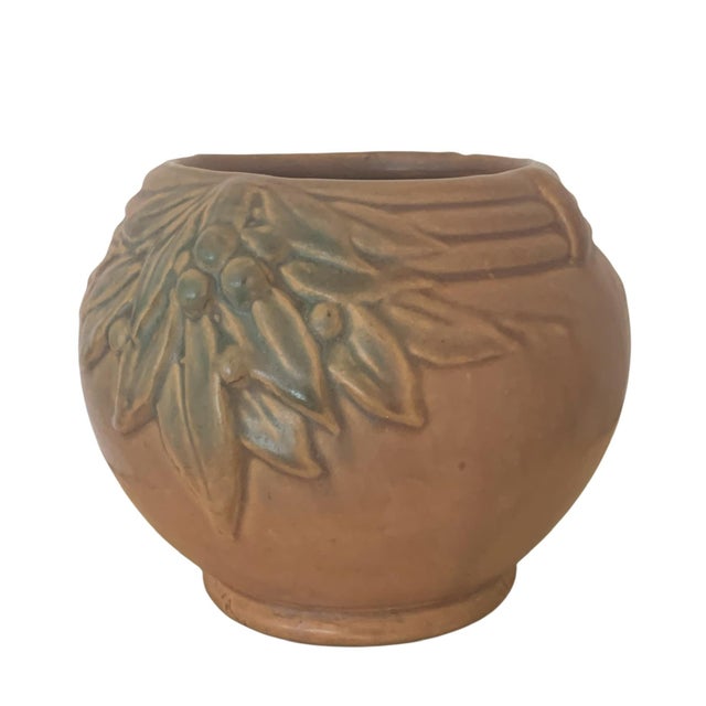 Vintage 1930s Nelson McCoy Leaf and Berries Pattern Ceramic Cache Pot. Measures 7 1/2" wide by 5 3/4" tall.