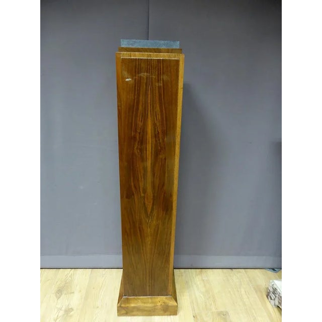 Column or saddle in walnut of Art Deco period with marble top. Dimensions: 1.23 m high The marble top 20.5 cm x 20.5 cm. I...