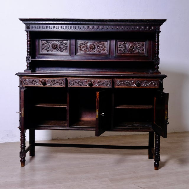 Elegant and impressive Renaissance sideboard from the early 1900s in carved wood with beautiful floral decorations....