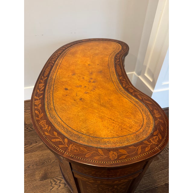 Traditional Continental Neoclassical Revival Inlaid Kidney-Form Writing Desk With en Suite Chairs, Early 20th Century For Sale - Image 3 of 10