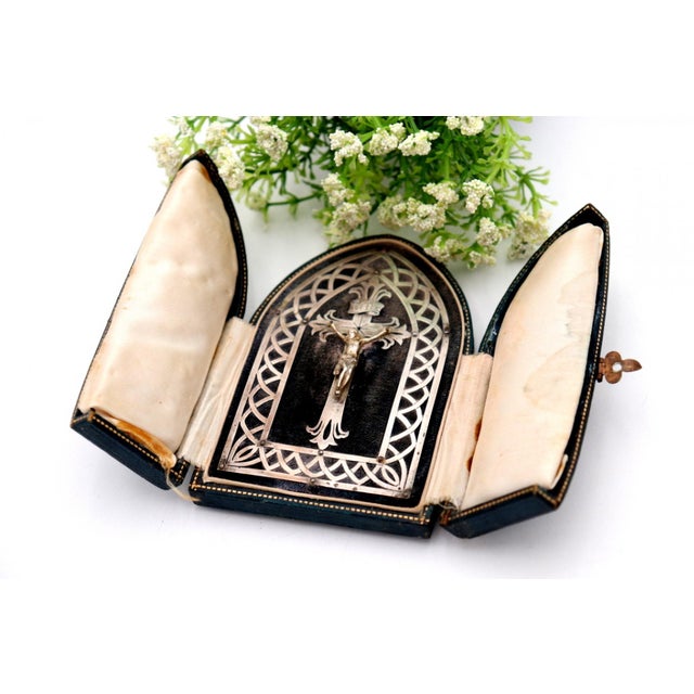 Silver Oratory with Reliefs, Cutouts and Applications of Jesus Christ Crucified, in Good conditions.