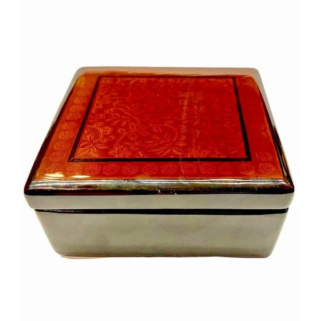 Brown 1960s Vintage Kashmir Black Lacquer Papier Mache Box For Sale - Image 8 of 10