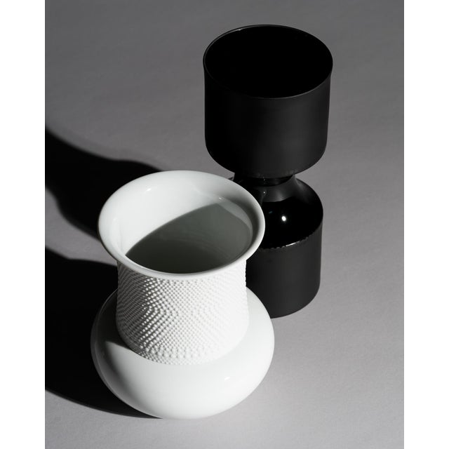 Postmodern Vintage Black and White Porcelain Vases by Tapio Wirkkala for Rosenthal Studio-Line, 1980s, Set of 2 For Sale - Image 3 of 13